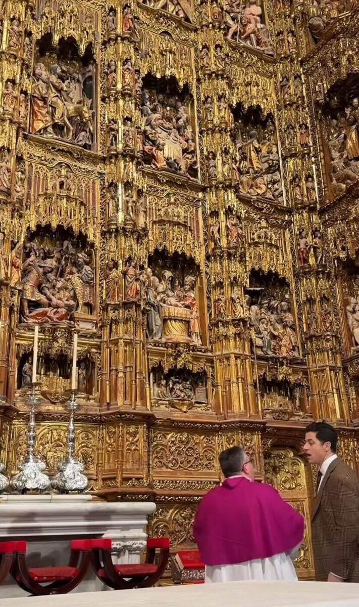 David Henrie visits the cathedral of Seville